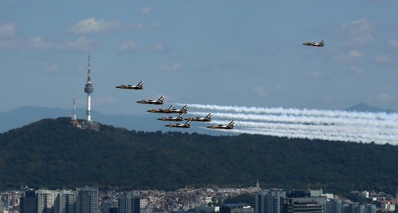 [서울=뉴시스] 이영환 기자 = 21일 오후 서울 여의도 상공에서 대한민국 공군 특수비행팀 블랙이글스가 'K-밀리터리 페스티벌' 행사를 위한 사전 훈련을 하고 있다. 2022.09.21. 20hwan@newsis.com