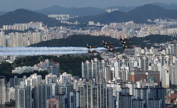 [서울=뉴시스] 이영환 기자 = 21일 오후 서울 여의도 상공에서 대한민국 공군 특수비행팀 블랙이글스가 'K-밀리터리 페스티벌' 행사를 위한 사전 훈련을 하고 있다. 2022.09.21. 20hwan@newsis.com