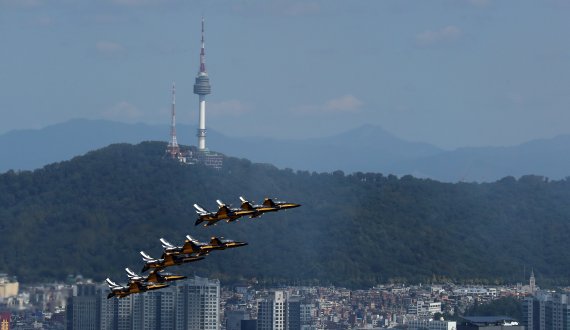 [서울=뉴시스] 이영환 기자 = 21일 오후 서울 여의도 상공에서 대한민국 공군 특수비행팀 블랙이글스가 'K-밀리터리 페스티벌' 행사를 위한 사전 훈련을 하고 있다. 2022.09.21. 20hwan@newsis.com