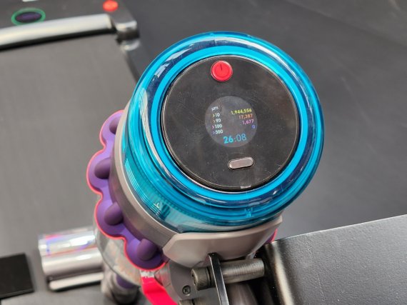 헤파 무선 청소기 '다이슨 Gen5 디텍트' LCD 창에 피조센서를 통해 포착된 먼지 양과 수치가 표시된 모습. ⓒ노우리 기자