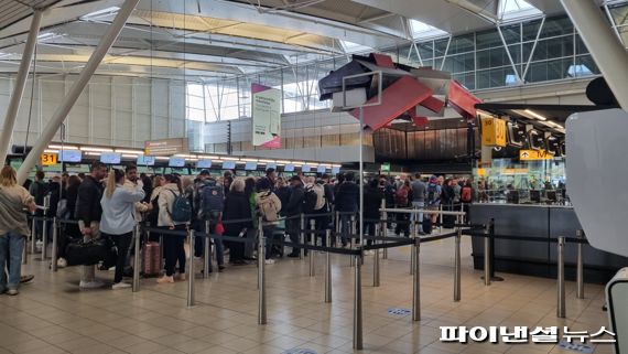 엔데믹 준비못한 유럽 최대 허브공항...인천공항과 대비