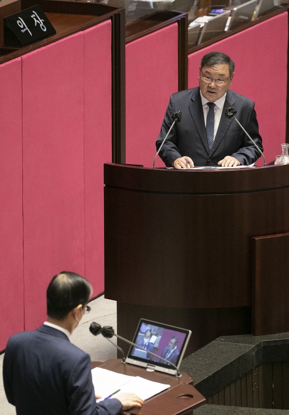 김태년 더불어민주당 의원이 21일 오후 서울 여의도 국회에서 열린 본회의 경제 분야 대정부질문에서 한덕수 국무총리에게 질문하고 있다. (공동취재)