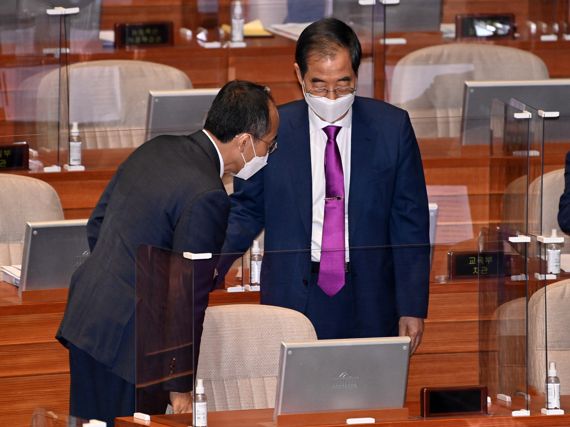 한덕수 국무총리(오른쪽)와 추경호 경제부총리 겸 기획재정부 장관이 21일 서울 여의도 국회에서 열린 본회의 경제 분야 대정부 질문에서 대화를 하고 있다.사진=박범준 기자