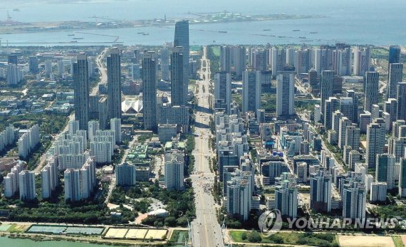 인천 연수구 청량산에서 바라본 송도국제도시 고층 아파트. /연합뉴스