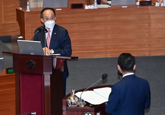 추경호 경제부총리 겸 기획재정부 장관이 21일 오후 서울 여의도 국회에서 열린 본회의 경제 분야 대정부 질문에서 김수흥 더불어민주당 의원의 질문에 답변하고 있다. 사진=박범준 기자