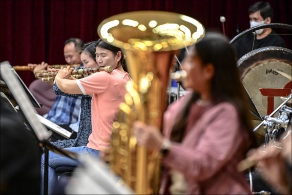 [서울=뉴시스]21일 세종문화회관 예술동 5층 종합연습실에서 '믹스드 오케스트라-충돌과 조화' 공개 시연을 하고 있다. (사진=세종문화회관 제공) 2022.09.21. photo@newsis.com *재판매 및 DB 금지