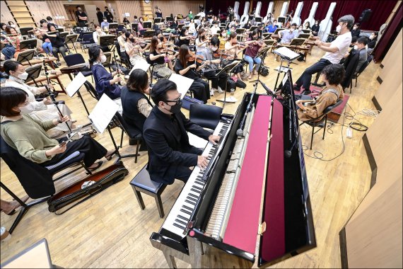[서울=뉴시스]21일 세종문화회관 예술동 5층 종합연습실에서 '믹스드 오케스트라-충돌과 조화' 공개 시연을 하고 있다. (사진=세종문화회관 제공) 2022.09.21. photo@newsis.com *재판매 및 DB 금지
