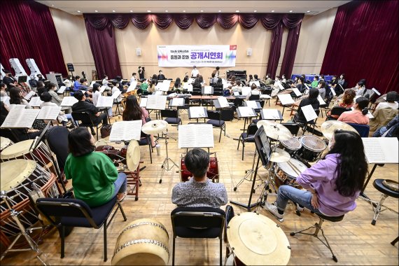 [서울=뉴시스]21일 세종문화회관 예술동 5층 종합연습실에서 '믹스드 오케스트라-충돌과 조화' 공개 시연을 하고 있다. (사진=세종문화회관 제공) 2022.09.21. photo@newsis.com *재판매 및 DB 금지