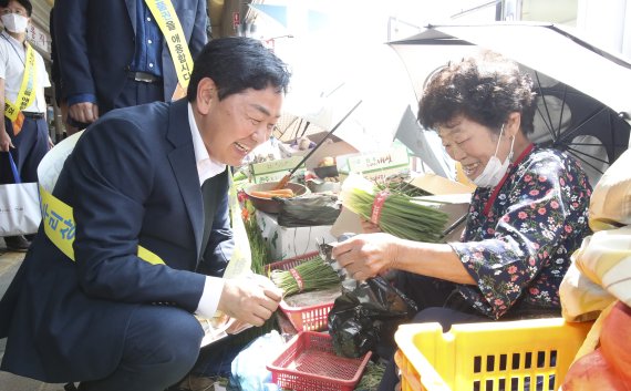 김관영 전북도지사(왼쪽)가 지난 7일 전주 모래내시장을 찾아 전통시장 장보기 캠페인을 벌이고 있다. 전북도 제공