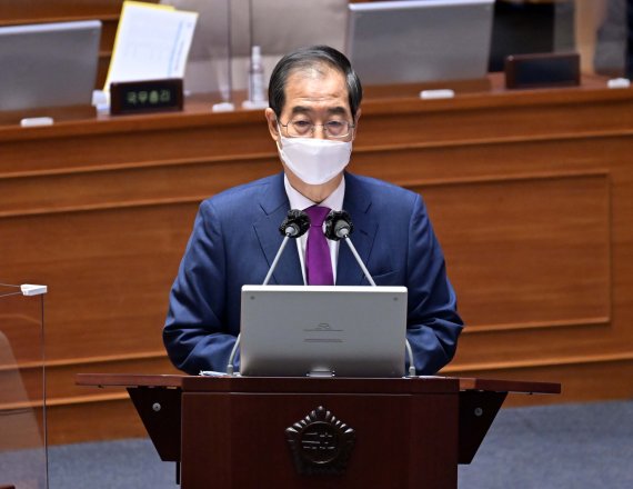 한덕수 국무총리가 21일 서울 여의도 국회에서 열린 본회의에 출석해 의원들의 경제에 관한 대정부질문에 답하고 있다. /사진=뉴시스