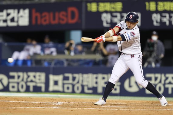 정수빈은 3월 25일 삼성전에서 4타수 3안타를 때려냈다 (사진 = 뉴시스)