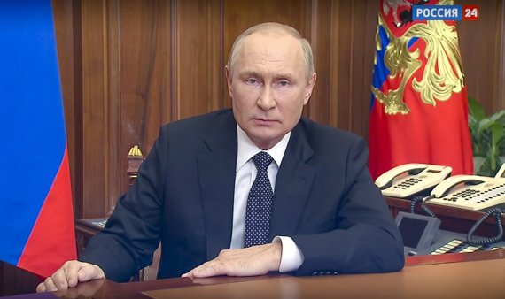 블라디미르 푸틴 러시아 대통령이 21일 러시아 모스크바에서 대국민 연설을 하고 있다. 푸틴은 이날 연설에서 예비군 30명만명을 소집하는 '부분적 군 동원령'을 내렸다. /AP 연합뉴스