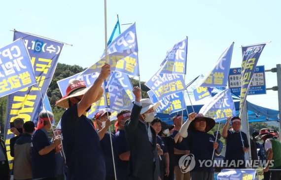 "쌀값 보장하라" "쌀값 보장하라" (예산=연합뉴스) 김소연 기자 = 21일 충남 예산군 고덕면에서 전국농민회총연맹 충남도연맹 관계자들이 정부에 쌀값 안정화 대책을 요구하며 구호를 외치고 있다. 2022.9.21 soyun@yna.co.kr (끝)