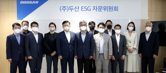 ㈜두산 문홍성 사장(왼쪽 다섯번째), 안완기 ESG자문위원장(왼쪽 여섯번째)과 자문위원 및 임직원들이 22일 서울 동대문 두산타워에서 '제1차 ESG 자문위원회'를 열고 기념촬영을 하고 있다.