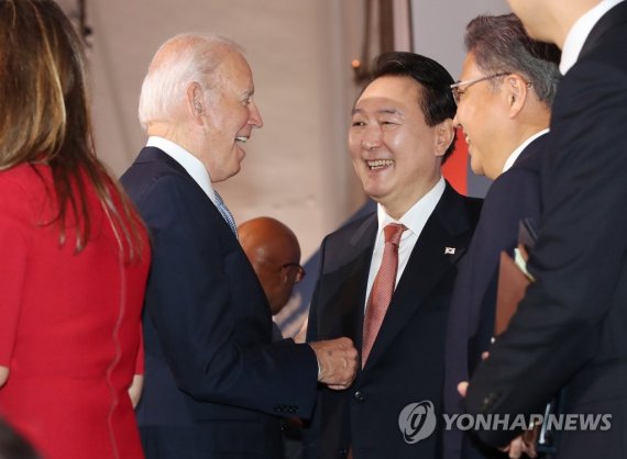 윤석열 대통령과 조 바이든 미국 대통령이 21일(현지시간) 미국 뉴욕 한 빌딩에서 열린 글로벌펀드 제7차 재정공약회의를 마친 뒤 대화를 나누고 있다.<div id='ad_body3' class='mbad_bottom' ></div>