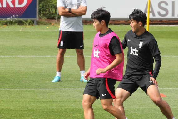 대한민국 축구대표팀 손흥민과 이강인이 20일 오전 경기 파주 국가대표 트레이닝센터(NFC)에서 훈련을 하고 있다. 2022.9.20/뉴스1 ⓒ News1 이광호 기자