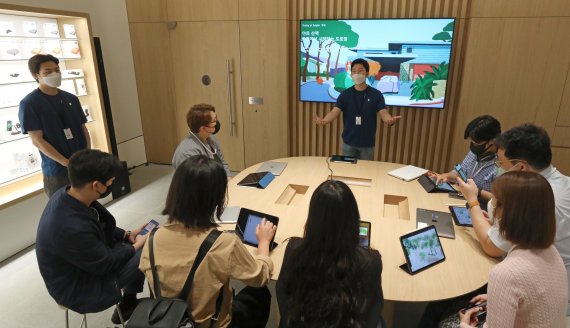 [서울=뉴시스] 김금보 기자 = 22일 오전 서울 송파구 애플스토어 잠실점에서 미디어프리뷰행사가 진행되고 있다. 오는 24일 롯데월드몰 1층에 정식 개점하는 애플스토어 잠실점은 지난 4월 문을 연 명동점에 이은 국내 4호점이다. 2022.09.22. kgb@newsis.com