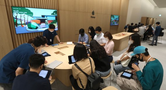 [서울=뉴시스] 김금보 기자 = 22일 오전 서울 송파구 애플스토어 잠실점에서 미디어프리뷰행사가 진행되고 있다. 오는 24일 롯데월드몰 1층에 정식 개점하는 애플스토어 잠실점은 지난 4월 문을 연 명동점에 이은 국내 4호점이다. 2022.09.22. kgb@newsis.com