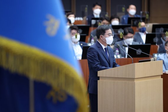 김동연 경기도지사가 지난 21일 경기도의회 도정질의에 답변하고 있다.