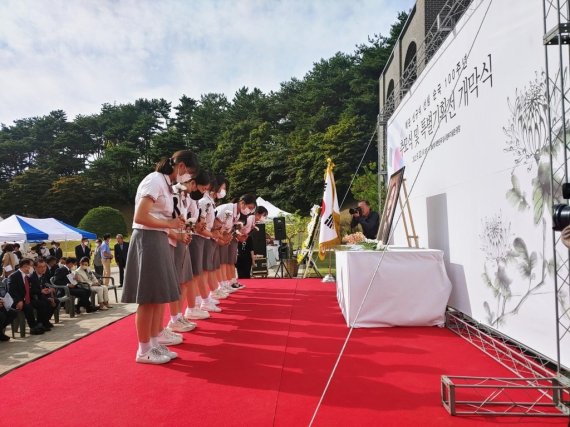 추모식에서 신규식 선생을 추모하는 학생들의 모습. [충북도 제공. 재판매 및 DB 금지]