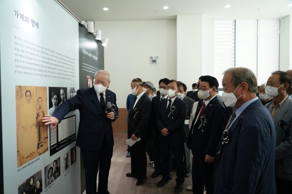 박걸순 충북대 사학과 교수(맨 왼쪽)가 선생의 삶을 방문객에게 설명하고 있다. [충북도 제공. 재판매 및 DB 금지]