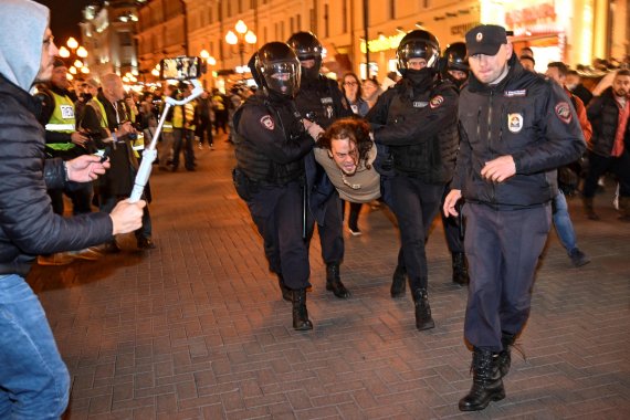 푸틴 러시아 대통령이 예비군 부분 동원령을 내린 가운데 21일(현지시간) 러시아 모스크바에서 이에 항의하는 시위 참가자가 경찰에 체포돼 끌려가고 있다. AFP연합뉴스