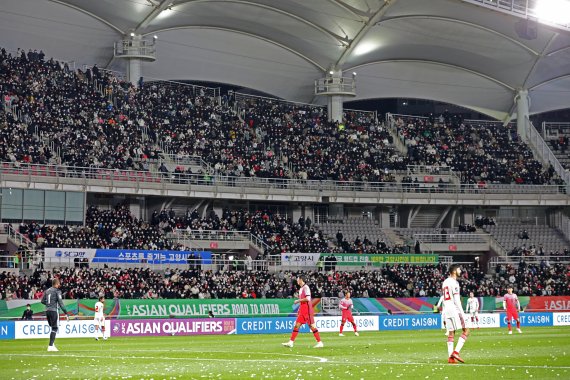 11일 오후 2022 국제축구연맹(FIFA) 카타르 월드컵 최종예선 대한민국과 아랍에미리트(UAE)의 경기가 열리는 경기도 고양시 고양종합운동장을 찾은 축구팬들이 경기를 지켜보고 있다. 2021.11.11/뉴스1 ⓒ News1 이승배 기자
