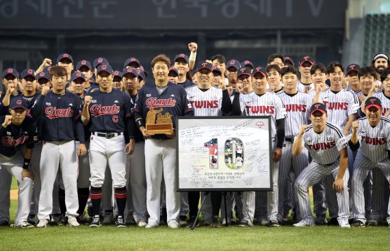 [서울=뉴시스] 고승민 기자 = 22일 서울 잠실야구장에서 열린 2022 KBO 리그 롯데 자이언츠 대 LG 트윈스 경기, 시작 전 롯데 이대호가 은퇴투어 행사를 하며 선수들과 기념촬영하고 있다. 2022.09.22. kkssmm99@newsis.com