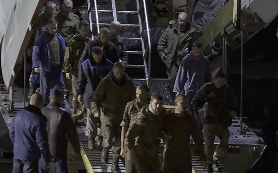 지난해 9월 22일 러시아 모스크바 인근 치칼로프스키 공군기지에 우크라이나에서 포로 교환으로 풀려난 러시아 군인들이 수송기에서 내리고 있다.EPA연합뉴스