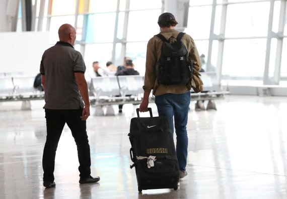 22일(현지시간) 아르메니아 예레반 즈바르트노츠 국제공항에 러시아에서 입국한 남성이 걸어가고 있다.로이터연합뉴스