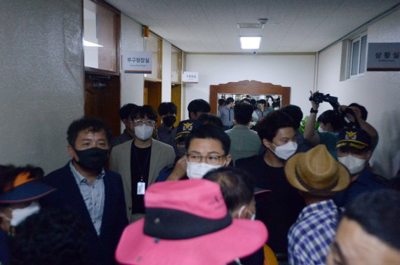 광주 광산구 삼도동 주민들이 22일 오후 광산구청에서 반려동물 장묘시설 용도변경 심의위원회에 애견화장장 설치 반대 민원이 접수되지 않자 구청장실 앞에서 대치하고 있다. 2022.9.22/뉴스1 ⓒ News1 이승현 기자