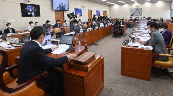 [서울=뉴시스] 전진환 기자 = 20일 서울 여의도 국회에서 과학기술정보방송통신위원회가 파행 두 달여 만에 여당 간사를 선임하며 진행되고 있다. (공동취재사진) 2022.09.20. photo@newsis.com
