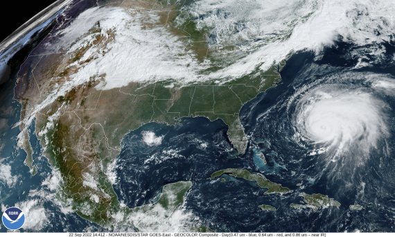 [버뮤다=AP/뉴시스] 미 해양대기청(NOAA)이 제공한 위성 사진에 22일(현지시간) 허리케인 피오나가 버뮤다 인근 대서양에서 북상하고 있다. 푸에르토리코를 1등급 허리케인으로 강타한 피오나는 22일 4등급까지 세력을 키운 것으로 알려졌다. 2022.09.23.