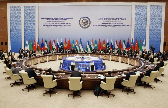 [사마르칸트=AP/뉴시스] 지난 16일(현지시간) 우즈베키스탄 사마르칸트에서 상하이협력기구(SCO) 정상 전체 회의가 열리고 있다.