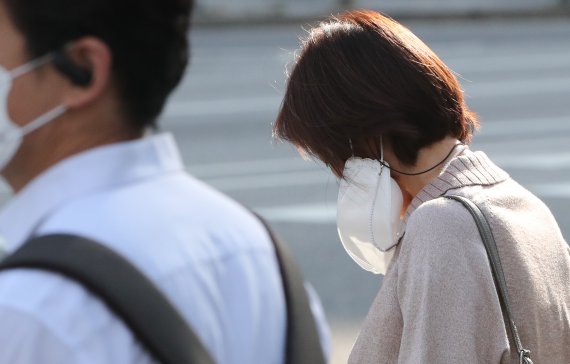 정부가 오는 26일부터 50인 이상 야외에서의 마스크 착용 의무를 전면 해제한다고 발표했다. 사진은 23일 서울 도심 출근길 시민들 모습. 2022.9.23/뉴스1 ⓒ News1 허경 기자