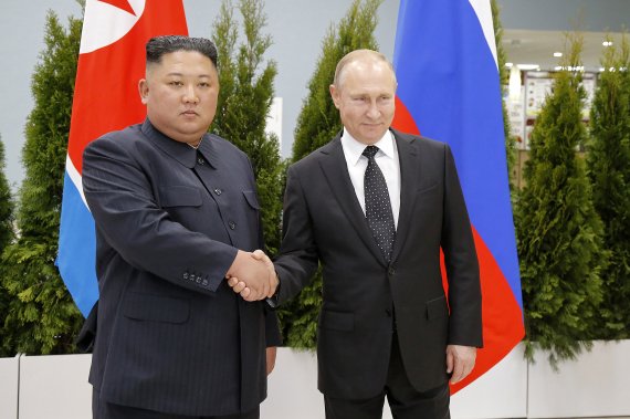 [AP/뉴시스]블라디미르 푸틴 러시아 대통령(오른쪽)과 김정은 북한 국무위원장이 2019년 4월 25일 러시아 블라디보스토크에서 회담 중 악수를 하고 있다. 2022.09.23