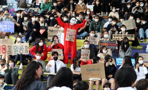 [서울=뉴시스] 추상철 기자 = 청소년기후행동이 23일 오전 서울 용산구 용산역 앞에서 '9.23 글로벌 기후 파업' 행사를 하고 있다. 2022.09.23. scchoo@newsis.com