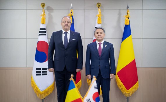 한·루마니아 국방장관 회담… "국방·방산 협력 확대"