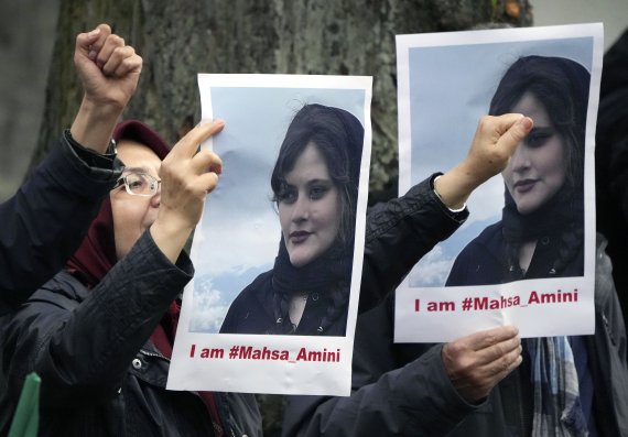 [베를린=AP/뉴시스] 20일(현지시간) 독일 베를린 이란 대사관 앞에 모인 국가 저항 평의회 망명 이란인들이 도덕 경찰에 의해 사망한 이란 여성의 사진을 들고 있다. 미국 정부는 히잡 미착용 혐의로 기소된 여성이 체포된 뒤 사망한 사건으로 이란 도덕 경찰에 제재를 가했다. 2022.09.23.