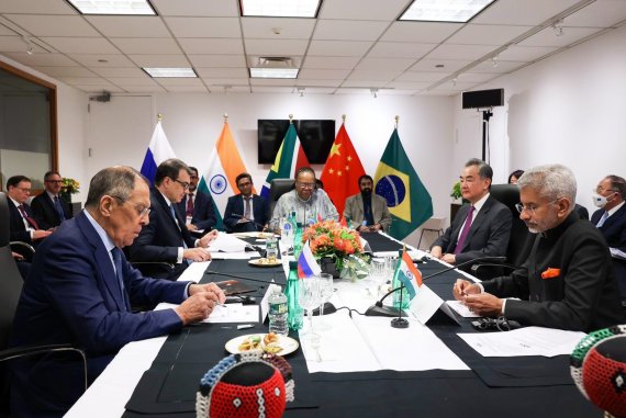 [서울=뉴시스] 브라질·러시아·인도·중국·남아프리카공화국 등 신흥 경제 5개국 모임인 브릭스(BRICS) 외무 장관들이 22일(현지시간) 미국 뉴욕에서 진행 중인 제77차 유엔 총회와 별도의 비공개 회의를 하고 있다. 세르게이 라브로프 러시아 외무장관(왼쪽 첫 번째)과 왕이 중국 외교 담당 국무위원 겸 외교부장(오른쪽 두 번째)의 모습이 보인다. (사진=인도 외무장관 트위터 캡처) 2022.09.23.