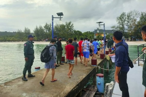[시아누크빌(캄보디아)=AP/뉴시스]캄보디아 남서부 프레아시아누크주 코탕섬 인근에서 22일 침몰한 배에 타고 있다 구조된 중국인들이 시아누크빌의 잔교를 걸어가고 있다. 중국 국적자 41명이 탑승한 선박이 22일 캄보디아 코탕섬 인근에서 침몰, 1명이 사망하고 21명이 실종됐으며 19명은 구조됐다고 캄보디아 당국이 23일 밝혔다. 2022.9.23