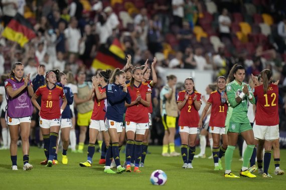 [런던=AP/뉴시스]스페인 여자축구 국가대표 선수들이 지난 7월12일 영국 런던에서 열린 여자 유로 2022 B조 예선 독일과의 경기 후 팬들에게 박수로 인사하고 있다. 스페인 여자 축구 국가대표팀 소속 선수 15명이 22일(현지시간) 감독을 교체해 달라는 선수들의 요구를 스페인 축구협회가 거부함에 따라 대표팀에의 소집을 거부하기로 해 대표 선수 자격이 박탈될 것으로 보인다. 2022.9.23