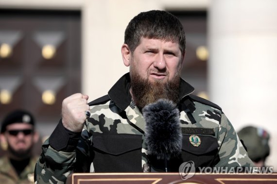 람잔 카디로프 체첸공화국 수장 GROZNY, CHECHEN REPUBLIC, RUSSIA - MARCH 29, 2022: Ramzan Kadyrov, head of the Chechen Republic, speaks during a review of the Chechen Republic's troops and military hardware at his residence. Early on 24 February, Russia's President Putin announced his decision to launch a special 