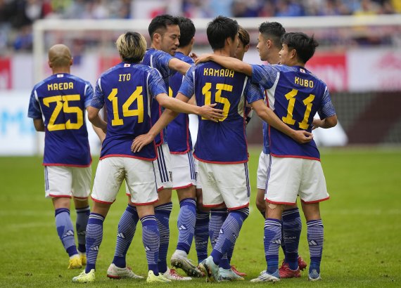 [뒤셀도르프=AP/뉴시스] 일본축구대표팀 선수들이 23일(한국시간) 독일 뒤셀도르프에서 열린 미국과 평가전에서 선제골을 넣은 가마다 다이치(15번)를 축하하고 있다. 2022.09.23.