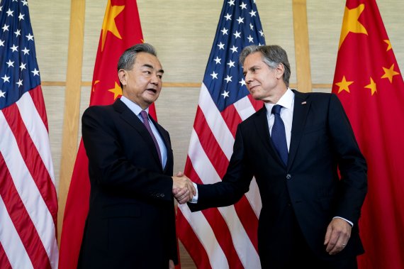 [발리=AP/뉴시스]토니 블링컨 미국 국무장관(오른쪽)과 왕이 중국 국무위원 겸 외교부장이 지난 7월9일 발리 회담에서 악수하는 모습. 2022.07.09