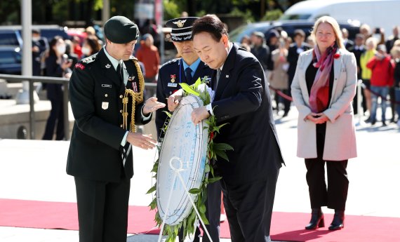 윤석열 대통령이 23일(현지시간) 오타와 전쟁기념비에서 헌화하고 있다. 사진=뉴시스화상