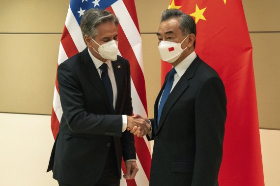 [뉴욕=AP/뉴시스]토니 블링컨 미국 국무장관(왼쪽)이 23일(현지시간) 제77차 유엔총회를 계기로 뉴욕에서 왕이 중국 외교부장과 회담하며 악수를 하고 있다. 2022.09.23.