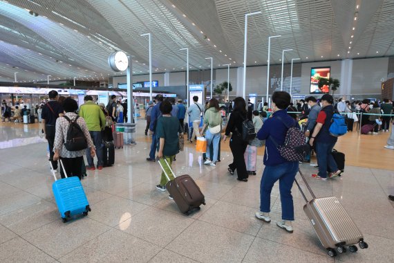 인천국제공항 제2여객터미널이 출국하려는 여행객들로 북적이고 있다. 2022.9.14/뉴스1 ⓒ News1 구윤성 기자