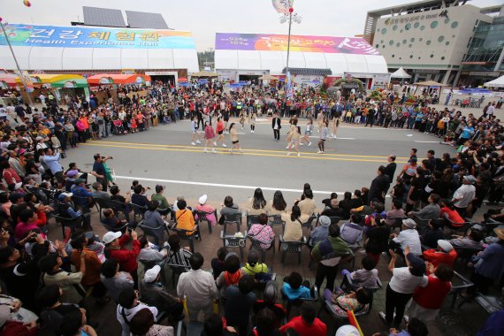 관람객들이 금산인삼축제 기간 중 펼쳐지고 있는 공연을 바라보고 있다.