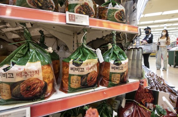 [서울=뉴시스] 김근수 기자 = 배추 값이 한달새 2배 가까이 상승하면서 포장김치가 품귀현상을 보이는 18일 오후 서울 시내의 한 대형마트에서 시민들이 포장김치를 고르고 있다. 한국농수산식품유통공사(aT)는 지난 16일 배추 도매가는 10kg에 3만2940원으로 1년전 1만5208원과 비교했을때 116.6% 상승했고, 무 도매가격도 20kg에 2만8460원으로 1년전 1만1564원보다 146.1% 상승했다고 밝혔다. 2022.09.18. ks@newsis.com